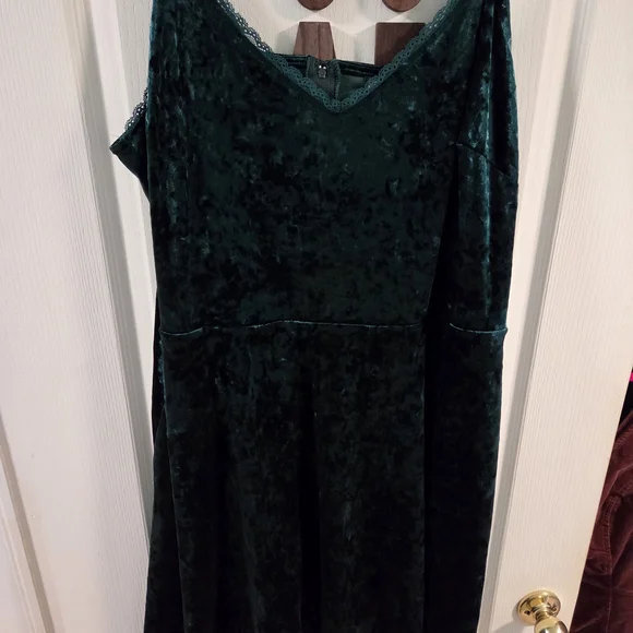 NWOT Hot Topic Green Velvet Skater Slip Dress- Size 3x - Picture 4 of 8